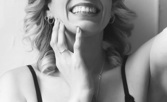 Mujer en sesión boudoir íntima con luz natural en estudio de Buenos Aires — Gaby Kipreos fotografía