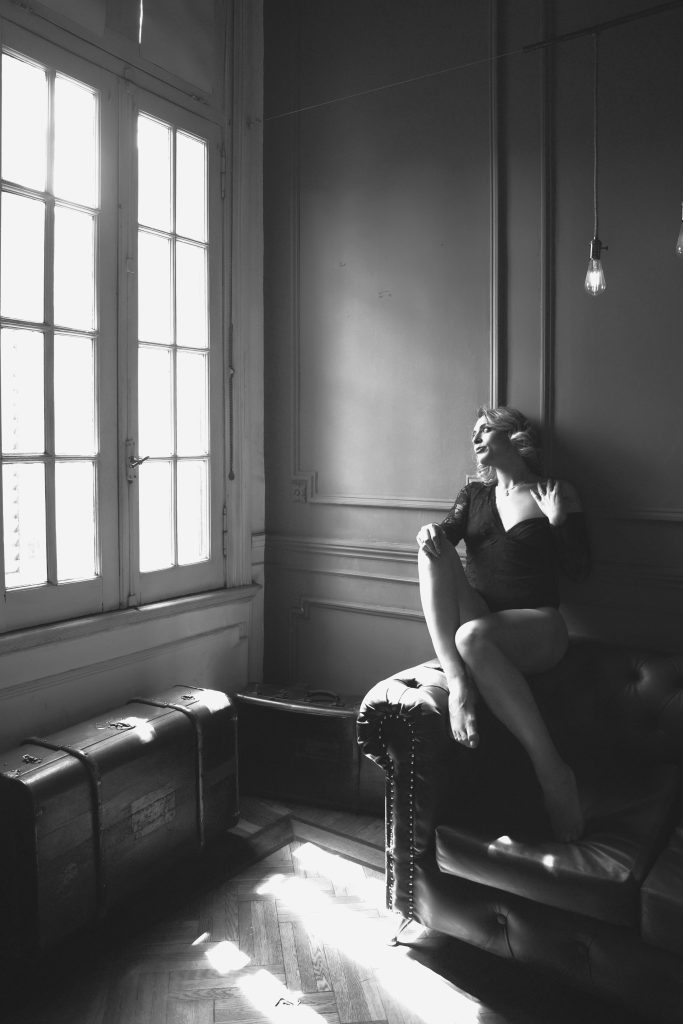 Sesión boudoir de mujer de más de 40 años celebrando su cuerpo con confianza — Gaby Kipreos