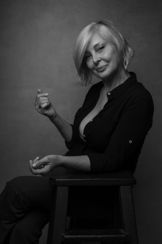 retrato de mujer +60 , sensual en blanco y negro , cabello gray hair