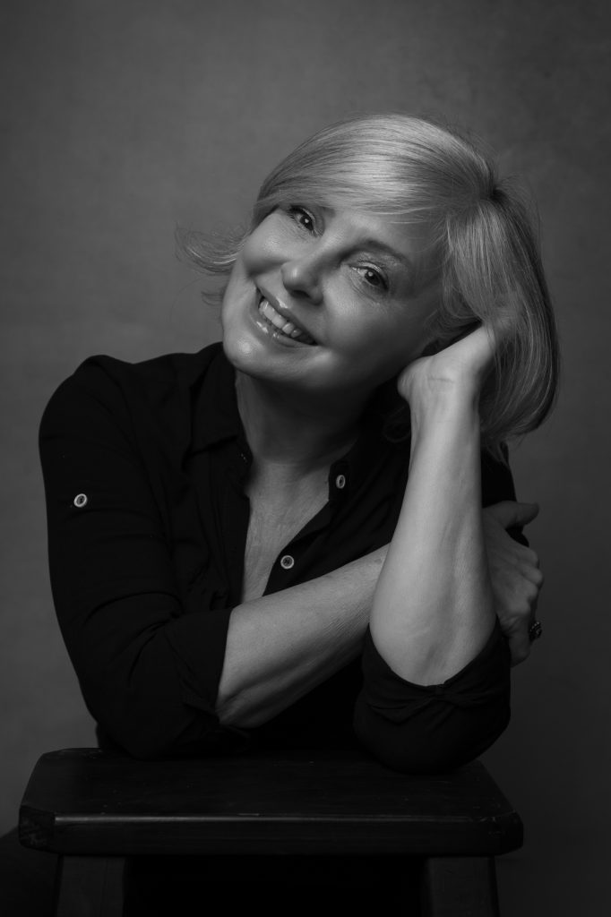Sonrisa real, sin posar. La alegría también es sensual. fotografía en blanco y negro