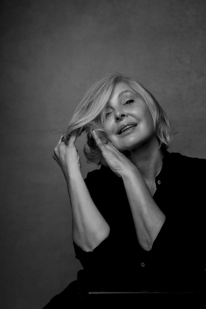 mujer +50 , grey hair , sensual , fotografía en blanco y negro